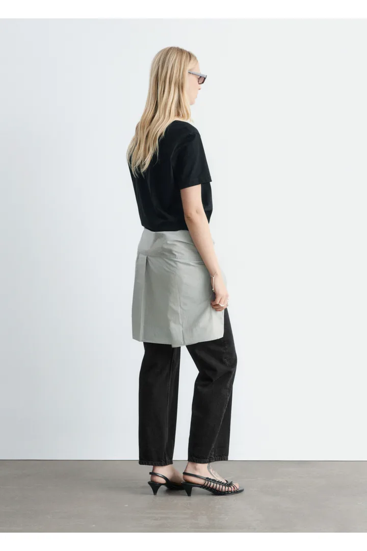 앤아더스토리즈 코튼 크루 넥 티셔츠의 블랙컬러 ECOMLook입니다.