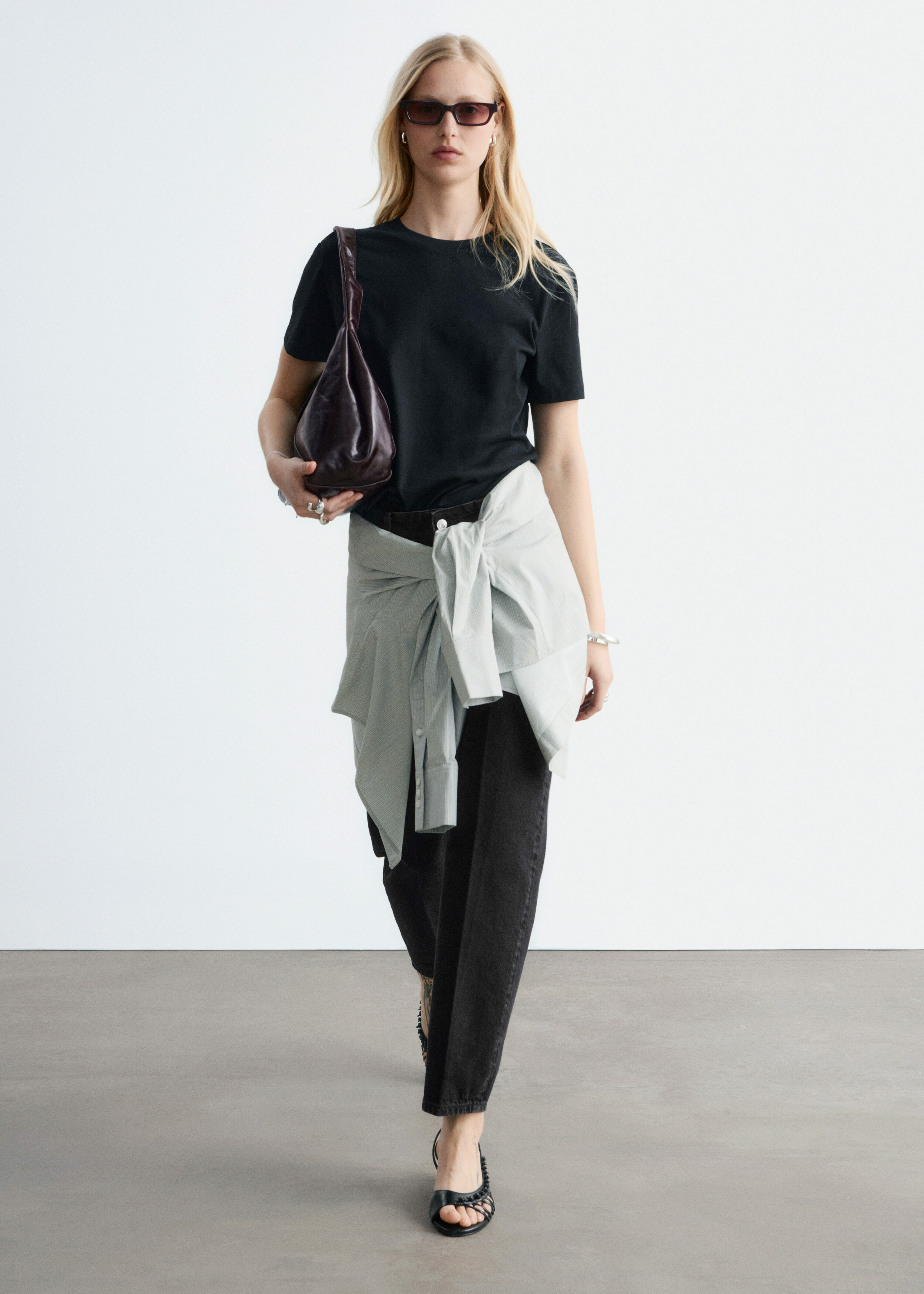 앤아더스토리즈 코튼 크루 넥 티셔츠의 블랙컬러 ECOMLook입니다.