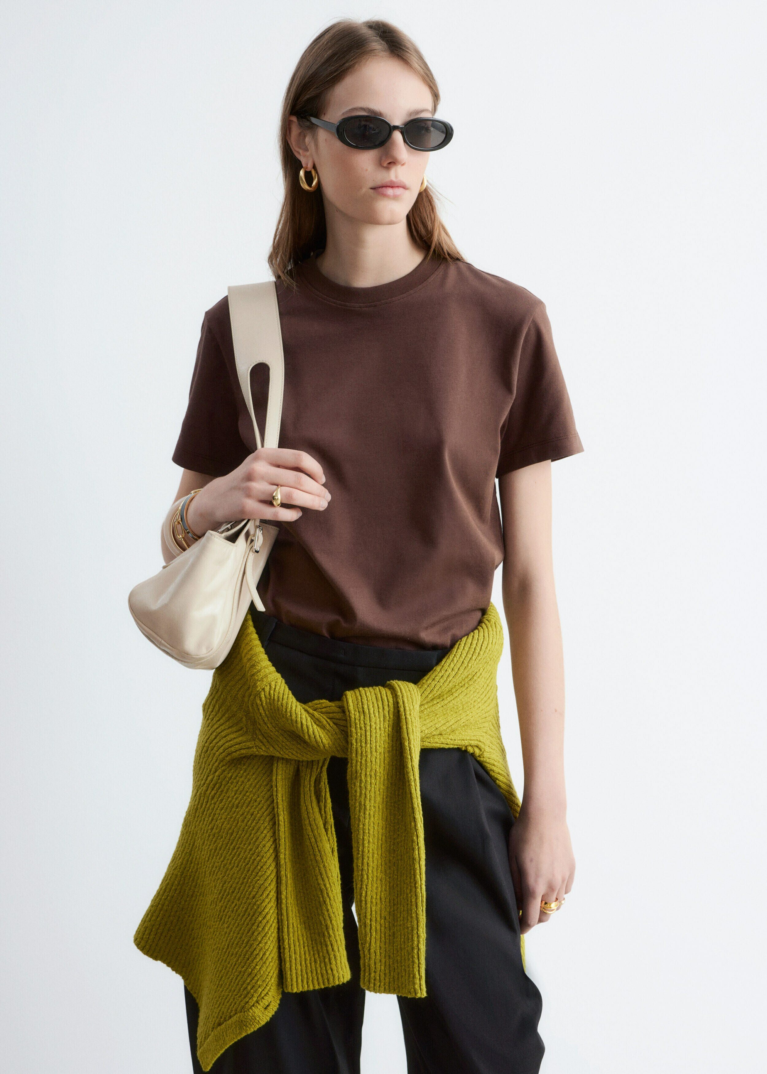 앤아더스토리즈 코튼 크루 넥 티셔츠의 다크 브라운컬러 ECOMLook입니다.