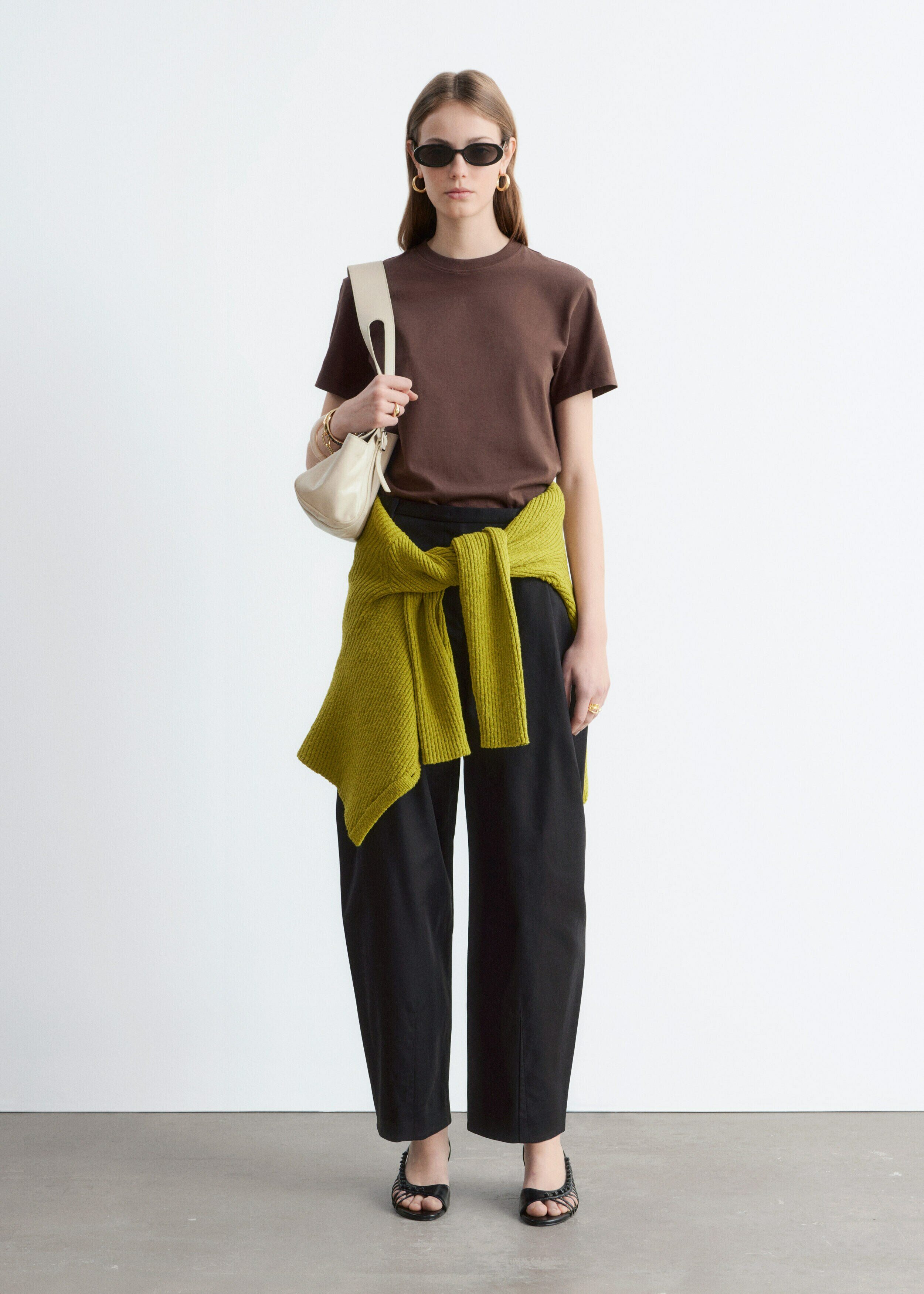 앤아더스토리즈 코튼 크루 넥 티셔츠의 다크 브라운컬러 ECOMLook입니다.