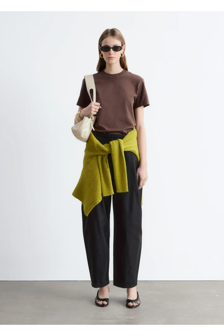 앤아더스토리즈 코튼 크루 넥 티셔츠의 다크 브라운컬러 ECOMLook입니다.