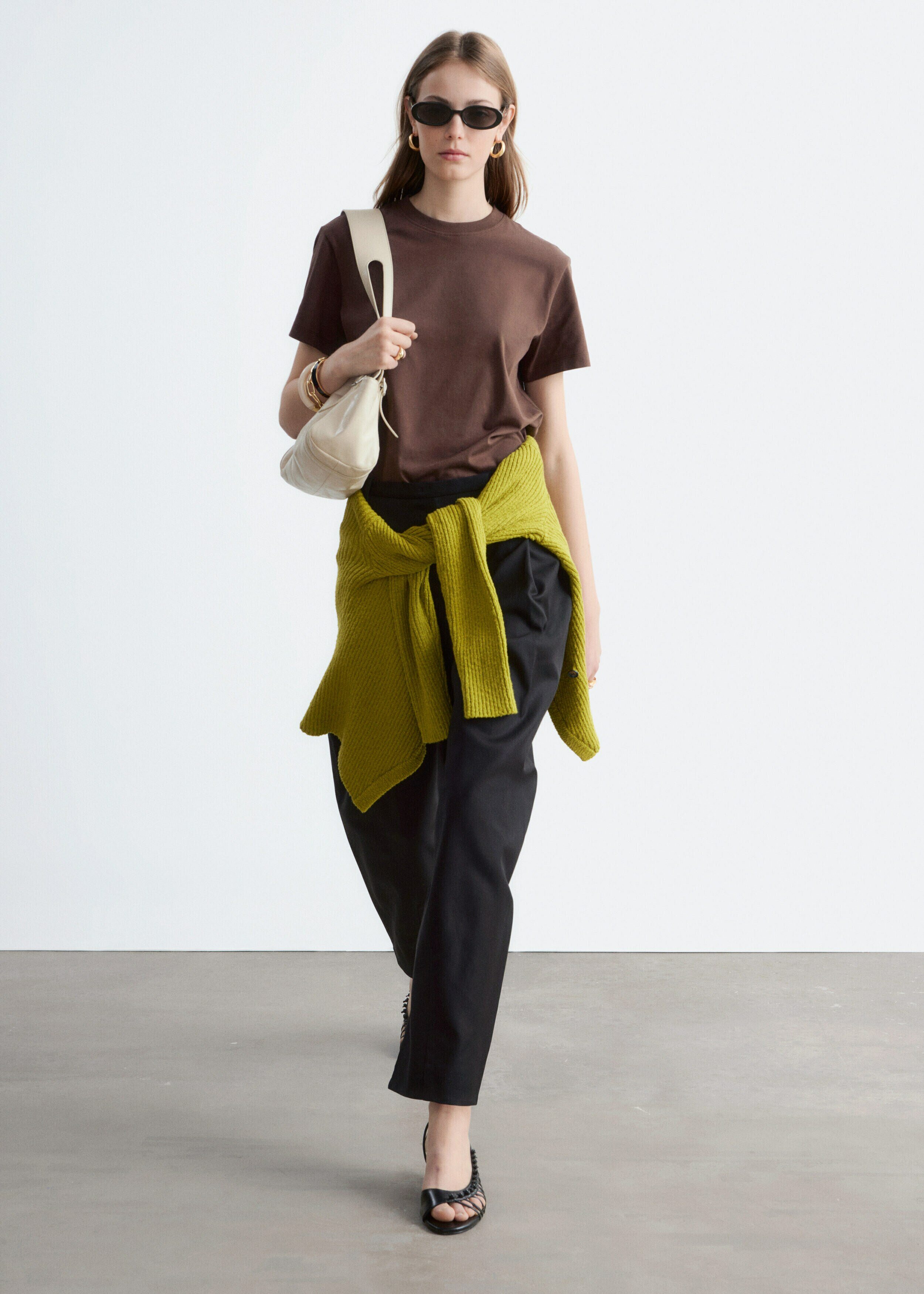 앤아더스토리즈 코튼 크루 넥 티셔츠의 다크 브라운컬러 ECOMLook입니다.