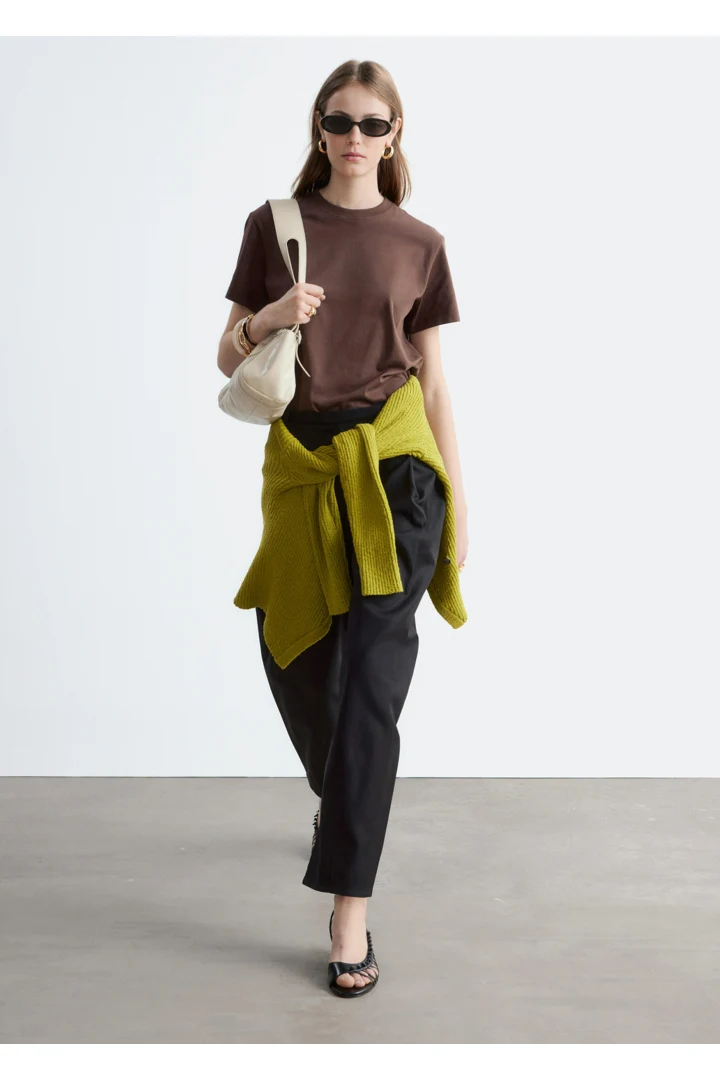 앤아더스토리즈 코튼 크루 넥 티셔츠의 다크 브라운컬러 ECOMLook입니다.