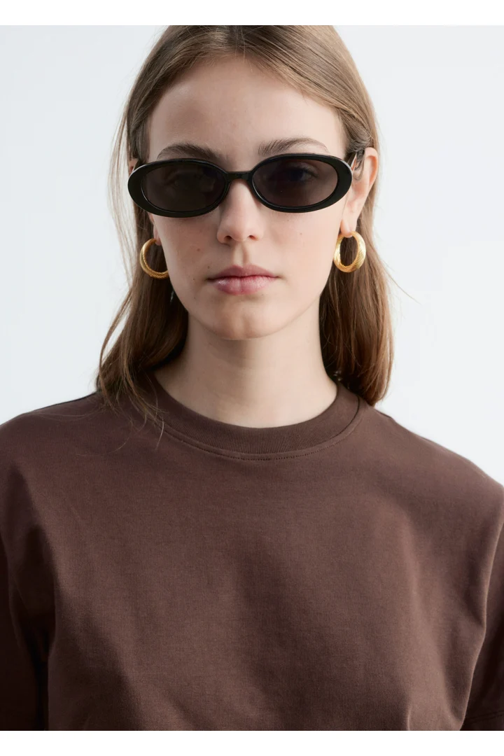 앤아더스토리즈 코튼 크루 넥 티셔츠의 다크 브라운컬러 ECOMLook입니다.