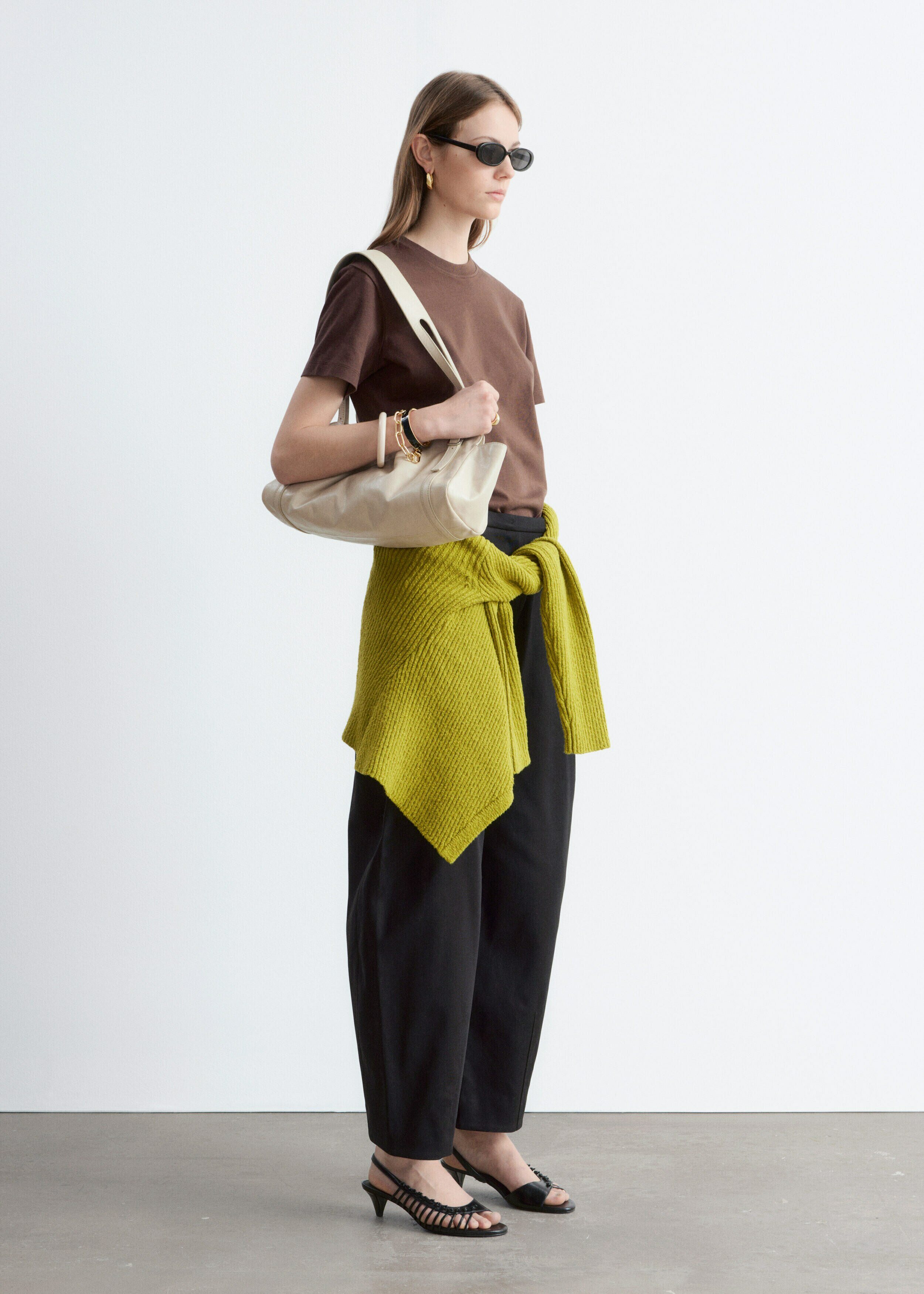 앤아더스토리즈 코튼 크루 넥 티셔츠의 다크 브라운컬러 ECOMLook입니다.