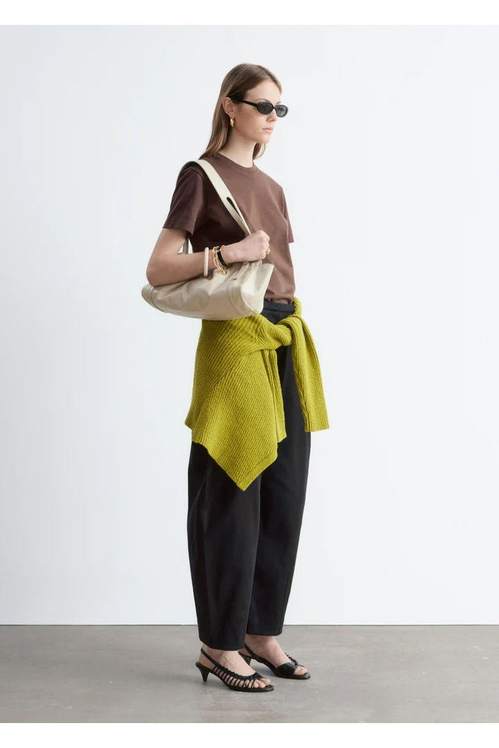 앤아더스토리즈 코튼 크루 넥 티셔츠의 다크 브라운컬러 ECOMLook입니다.