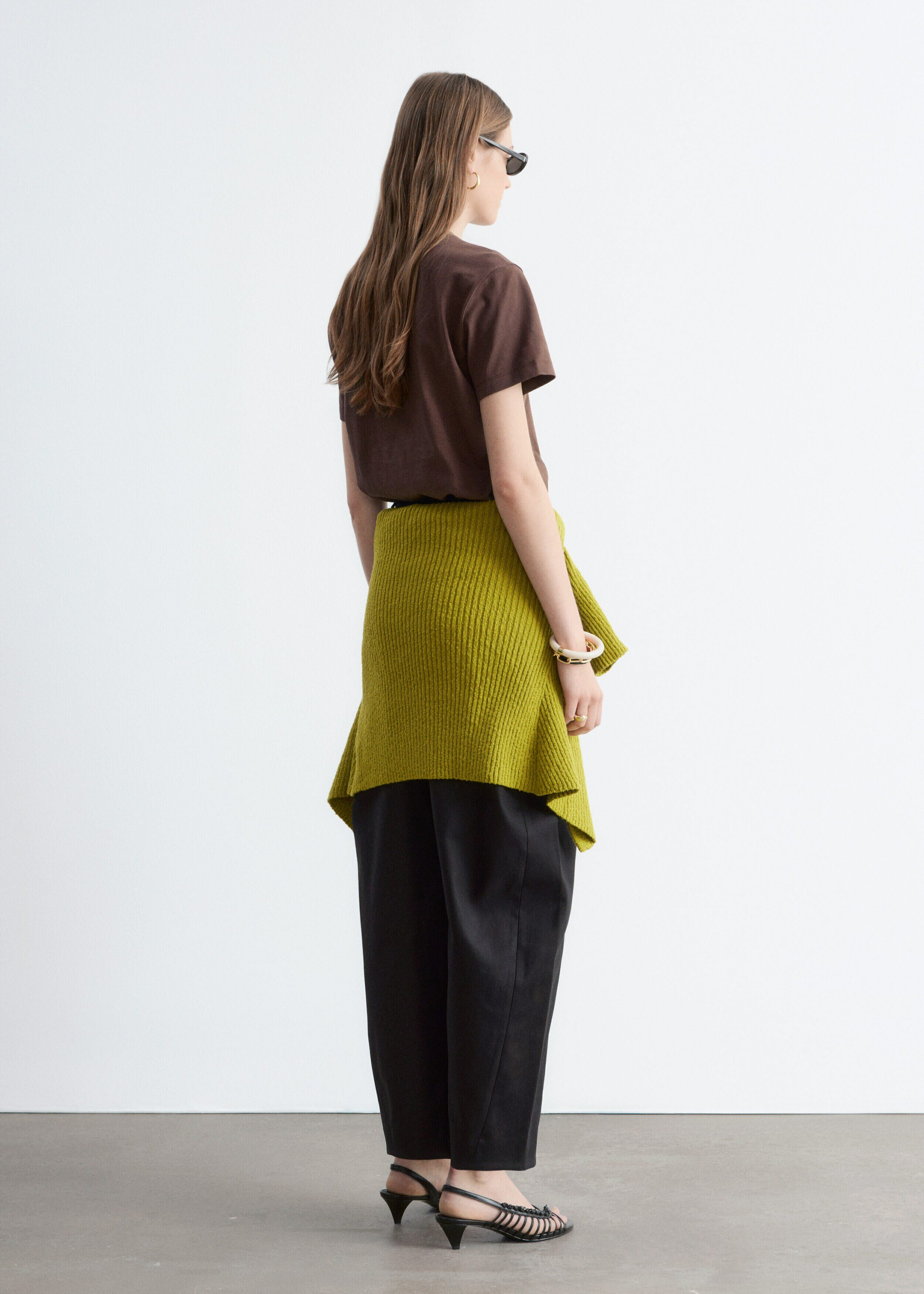 앤아더스토리즈 코튼 크루 넥 티셔츠의 다크 브라운컬러 ECOMLook입니다.