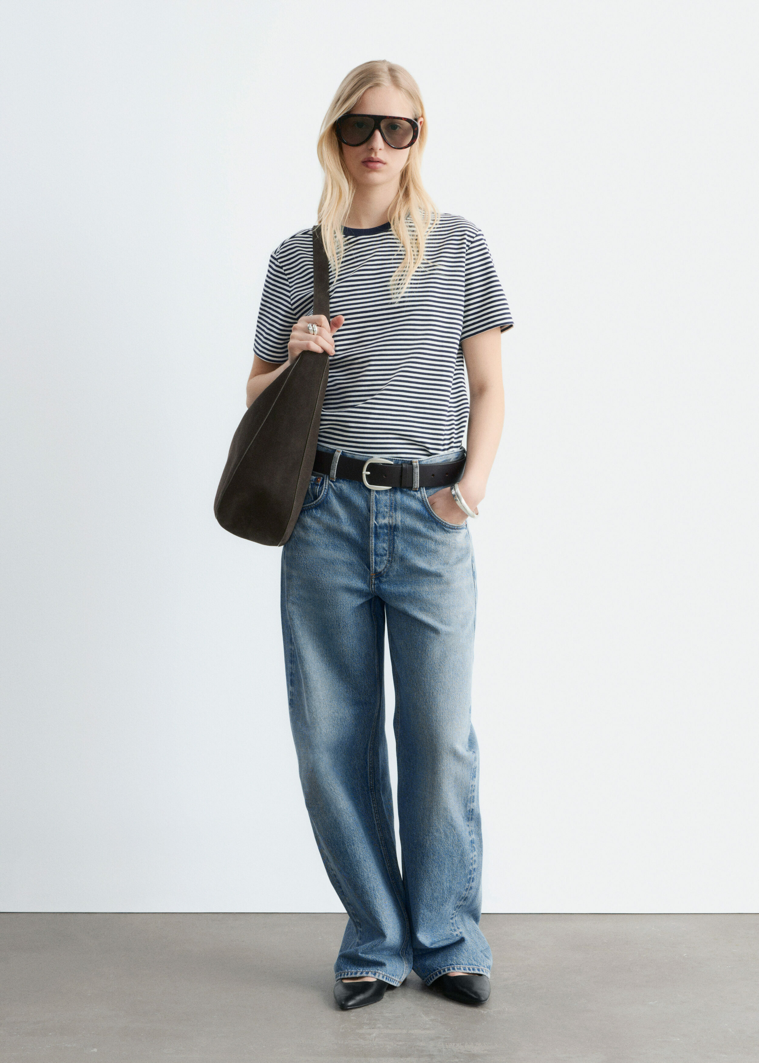 앤아더스토리즈 코튼 크루 넥 티셔츠의 네이비/화이트 스트라이프컬러 ECOMLook입니다.