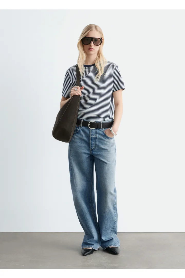 앤아더스토리즈 코튼 크루 넥 티셔츠의 네이비/화이트 스트라이프컬러 ECOMLook입니다.