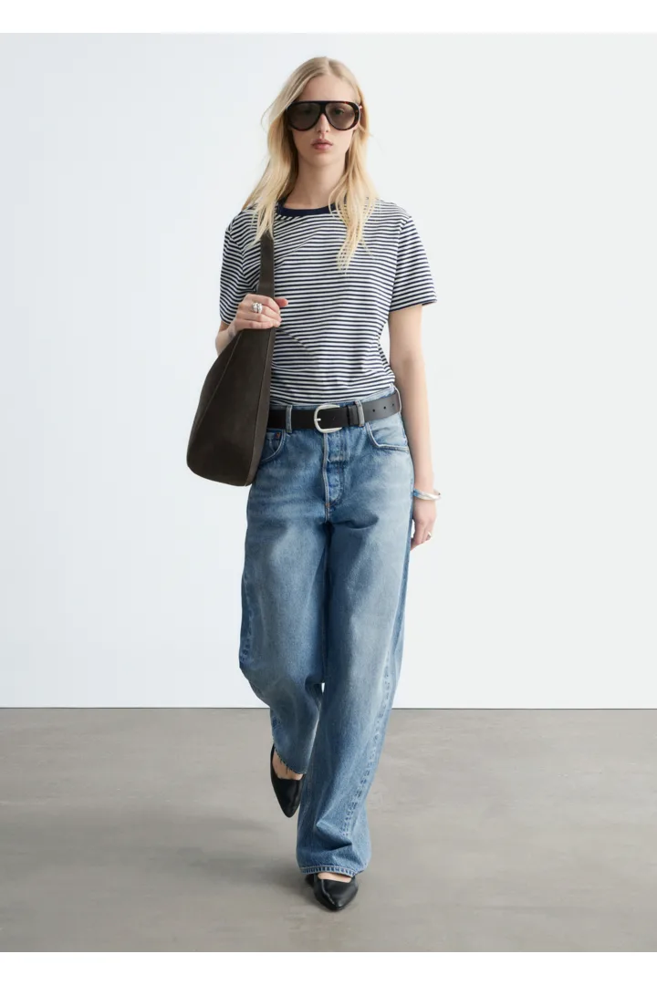 앤아더스토리즈 코튼 크루 넥 티셔츠의 네이비/화이트 스트라이프컬러 ECOMLook입니다.