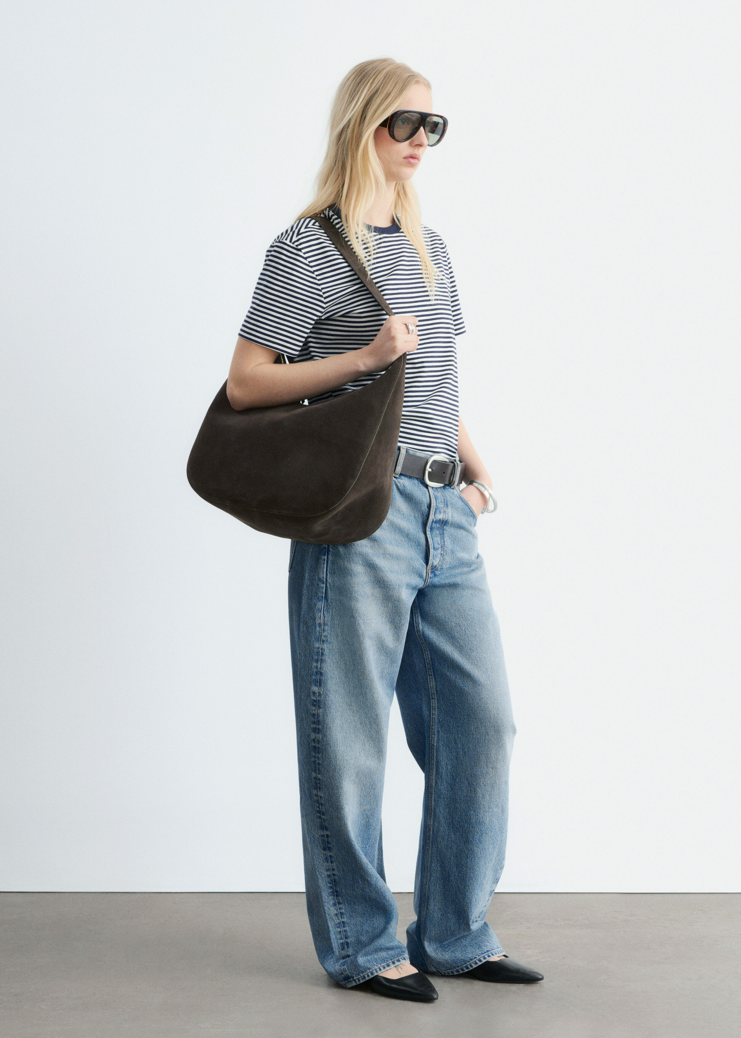 앤아더스토리즈 코튼 크루 넥 티셔츠의 네이비/화이트 스트라이프컬러 ECOMLook입니다.