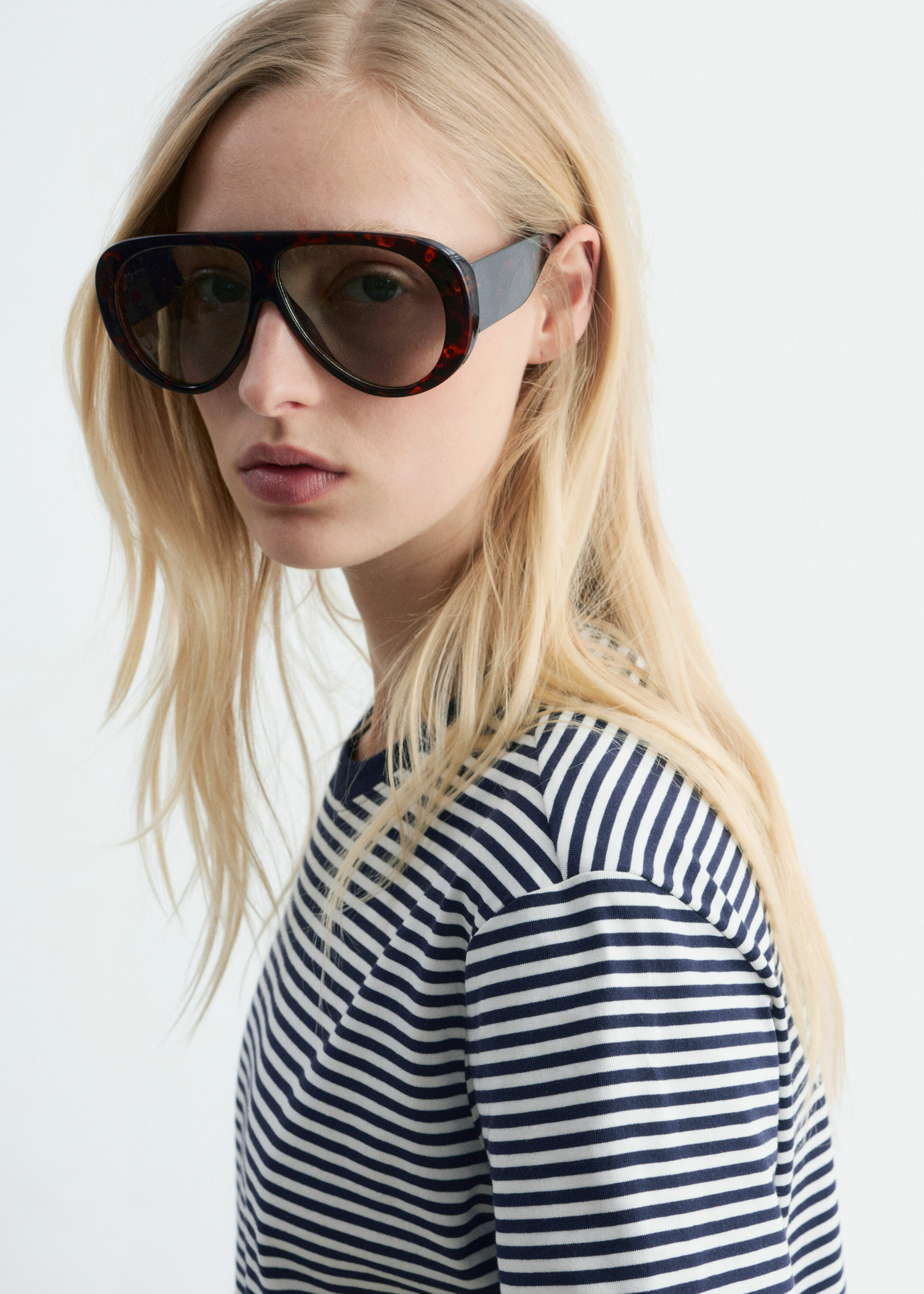 앤아더스토리즈 코튼 크루 넥 티셔츠의 네이비/화이트 스트라이프컬러 ECOMLook입니다.