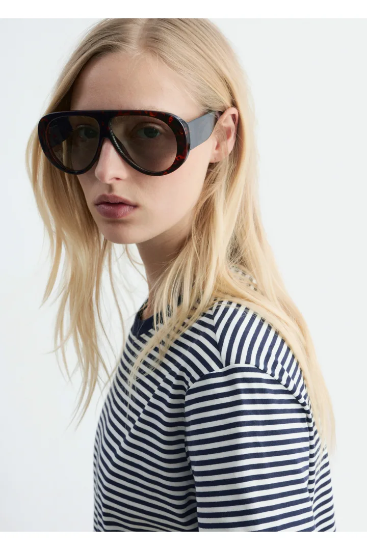 앤아더스토리즈 코튼 크루 넥 티셔츠의 네이비/화이트 스트라이프컬러 ECOMLook입니다.