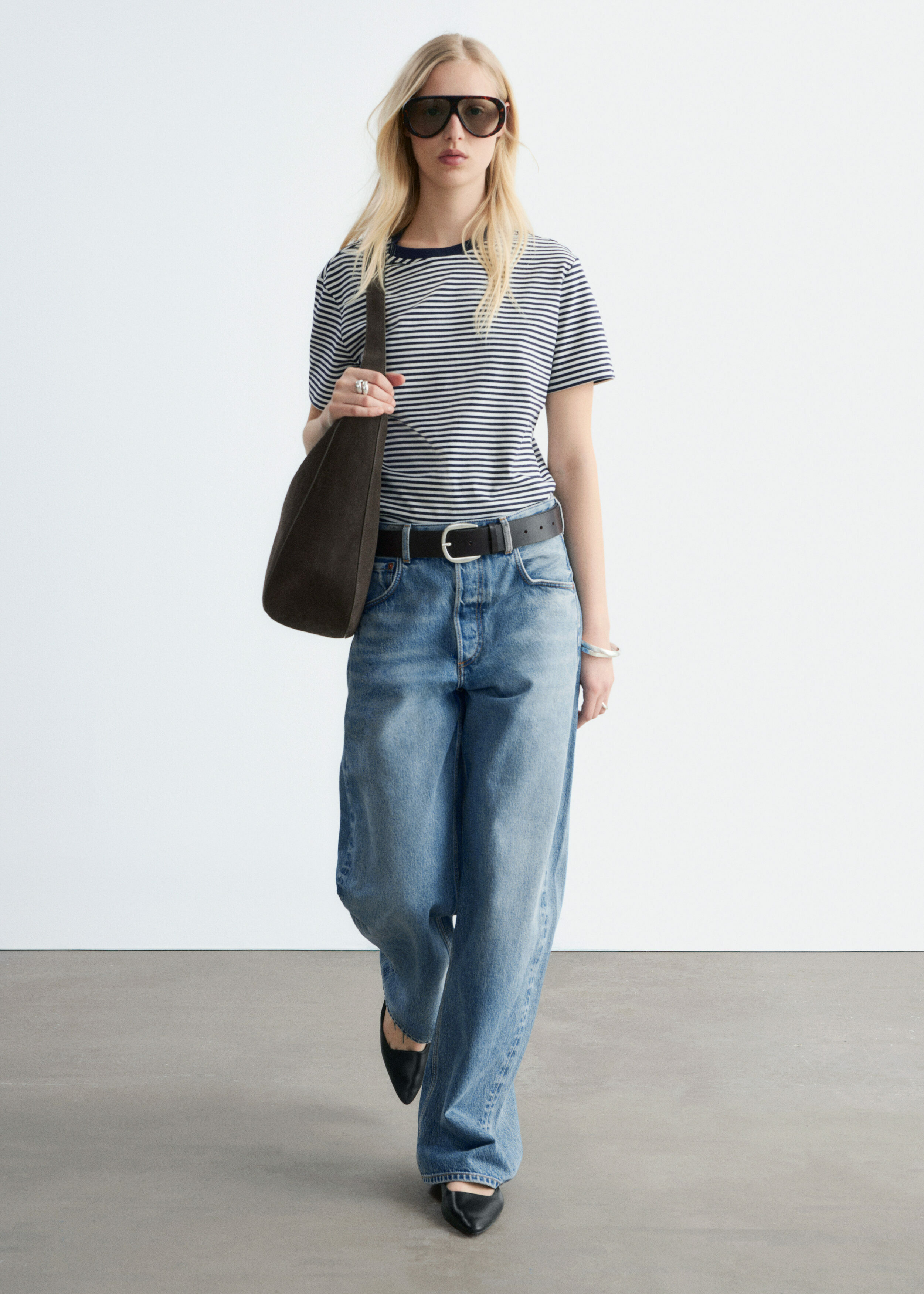 앤아더스토리즈 코튼 크루 넥 티셔츠의 네이비/화이트 스트라이프컬러 ECOMLook입니다.