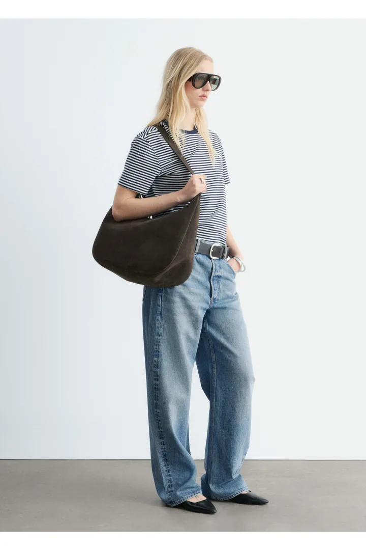 앤아더스토리즈 코튼 크루 넥 티셔츠의 네이비/화이트 스트라이프컬러 ECOMLook입니다.