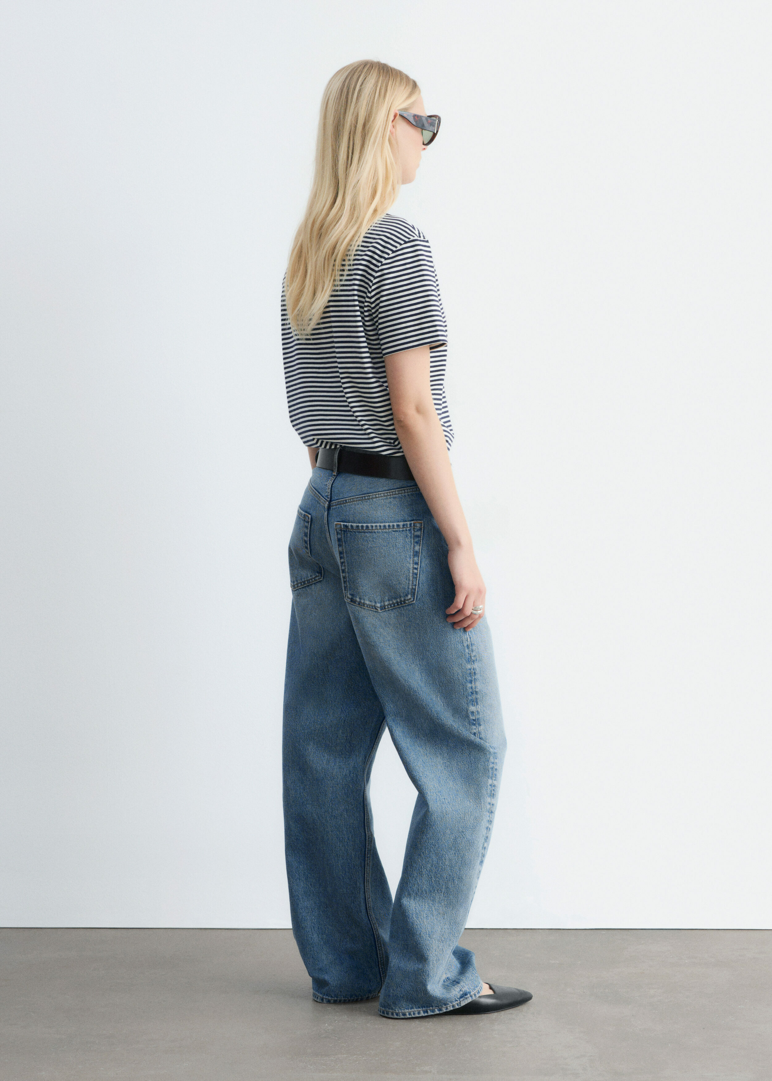 앤아더스토리즈 코튼 크루 넥 티셔츠의 네이비/화이트 스트라이프컬러 ECOMLook입니다.