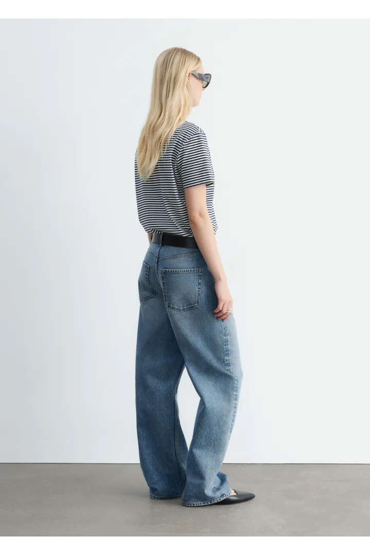 앤아더스토리즈 코튼 크루 넥 티셔츠의 네이비/화이트 스트라이프컬러 ECOMLook입니다.