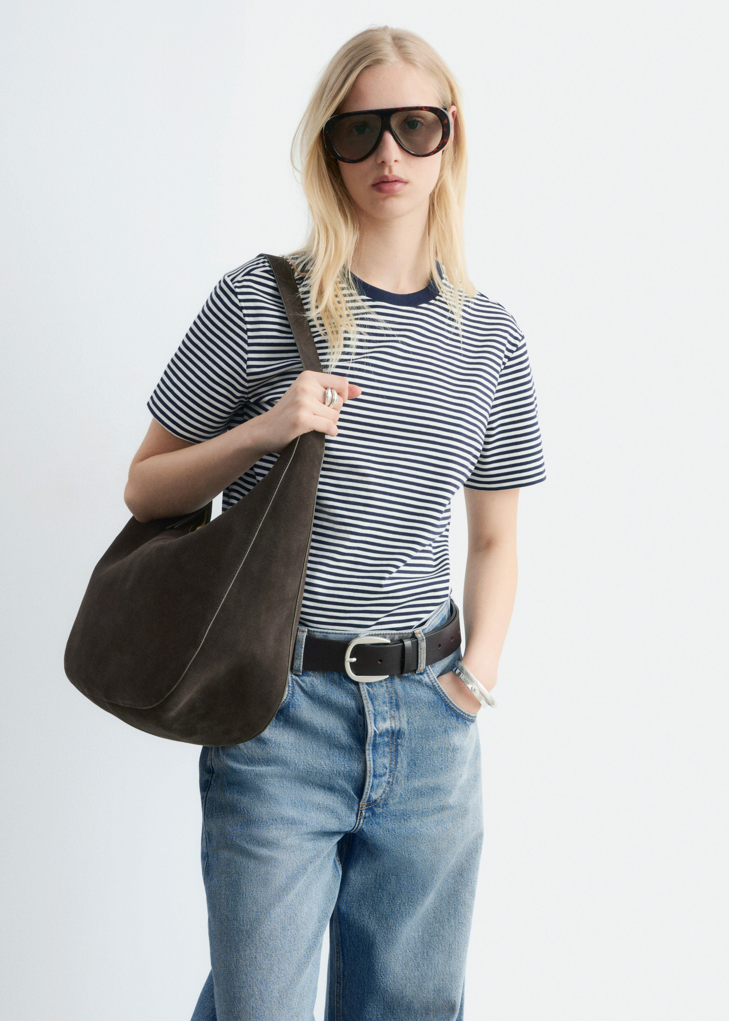 앤아더스토리즈 코튼 크루 넥 티셔츠의 네이비/화이트 스트라이프컬러 ECOMLook입니다.