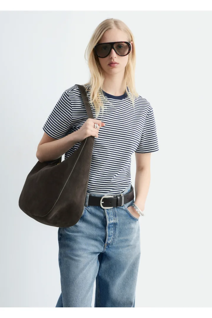 앤아더스토리즈 코튼 크루 넥 티셔츠의 네이비/화이트 스트라이프컬러 ECOMLook입니다.