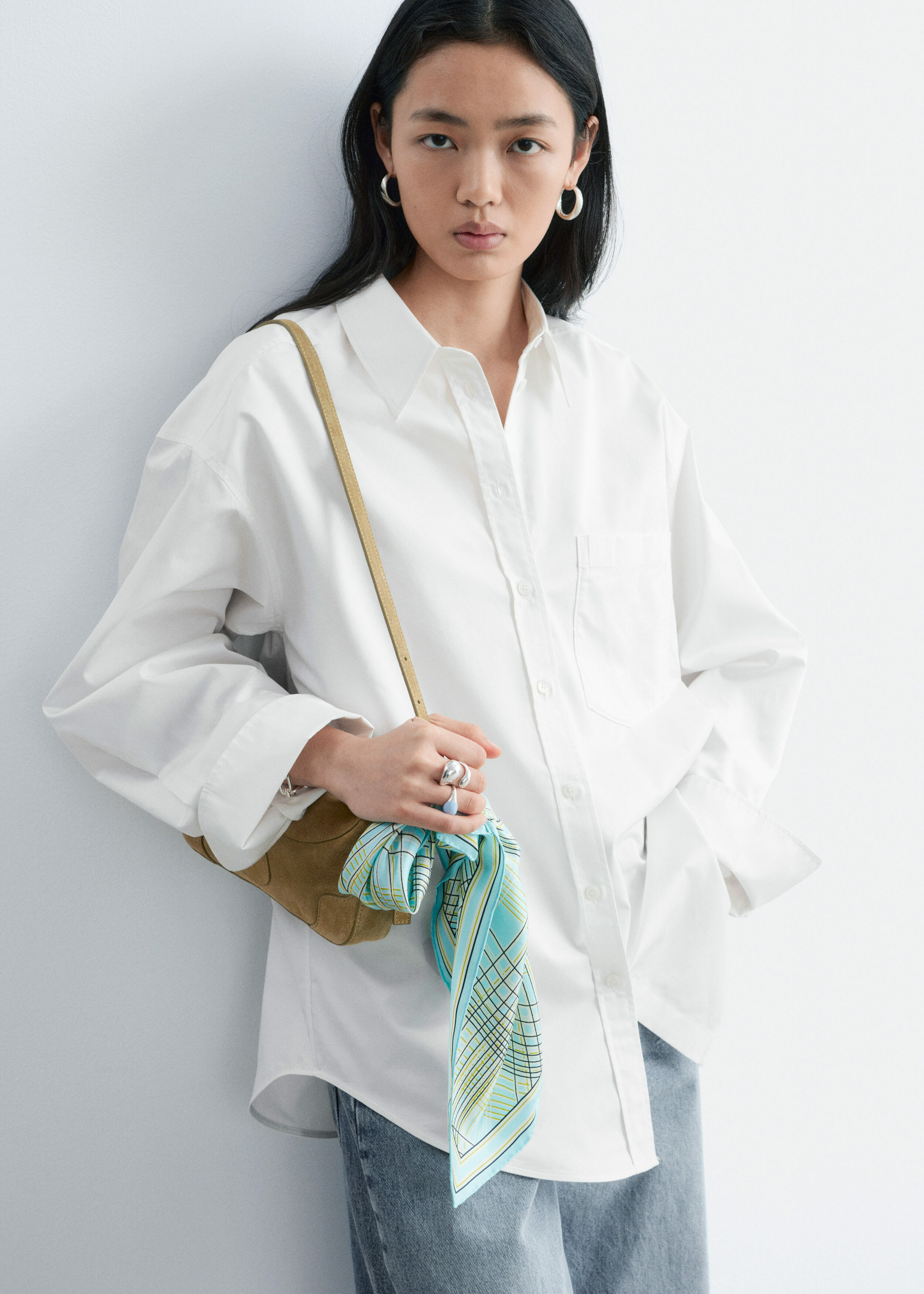 앤아더스토리즈 프린트 실크 스카프의 라이트 터쿼이즈컬러 ECOMLook입니다.