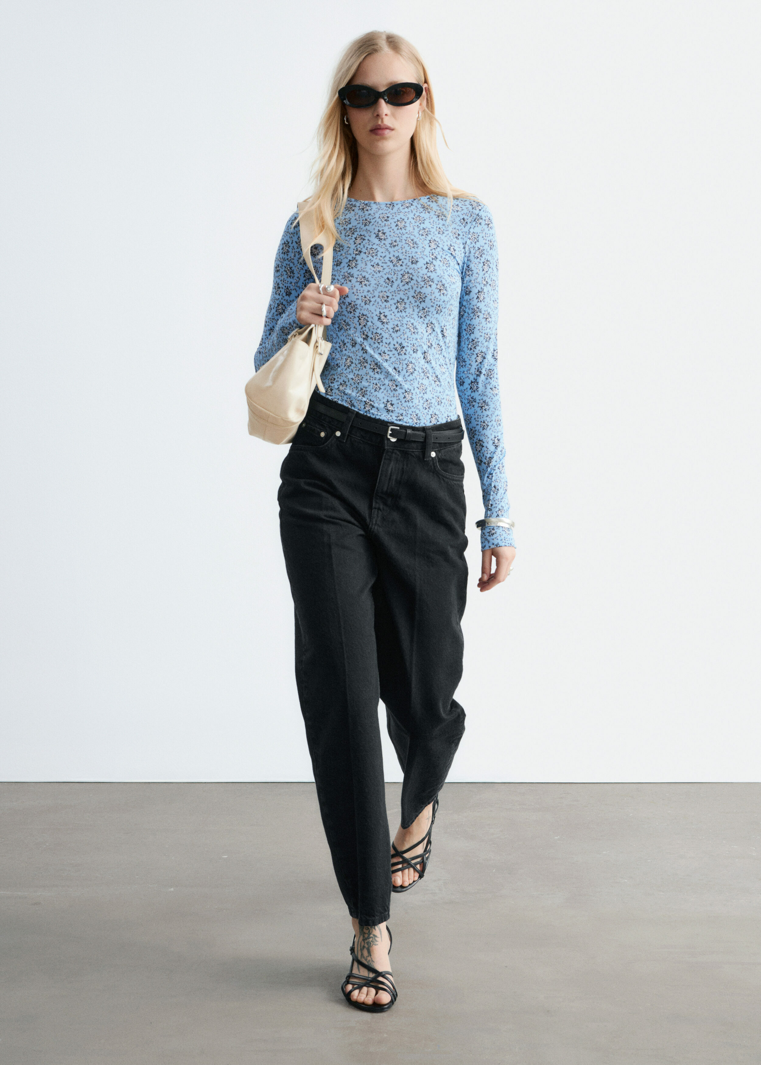 앤아더스토리즈 롱 슬리브 저지 탑의 라이트 블루/플로럴컬러 ECOMLook입니다.