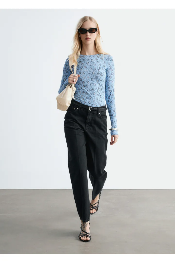 앤아더스토리즈 롱 슬리브 저지 탑의 라이트 블루/플로럴컬러 ECOMLook입니다.