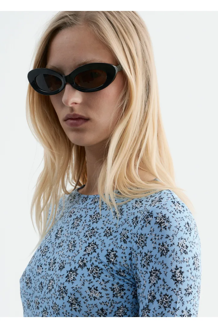 앤아더스토리즈 롱 슬리브 저지 탑의 라이트 블루/플로럴컬러 ECOMLook입니다.