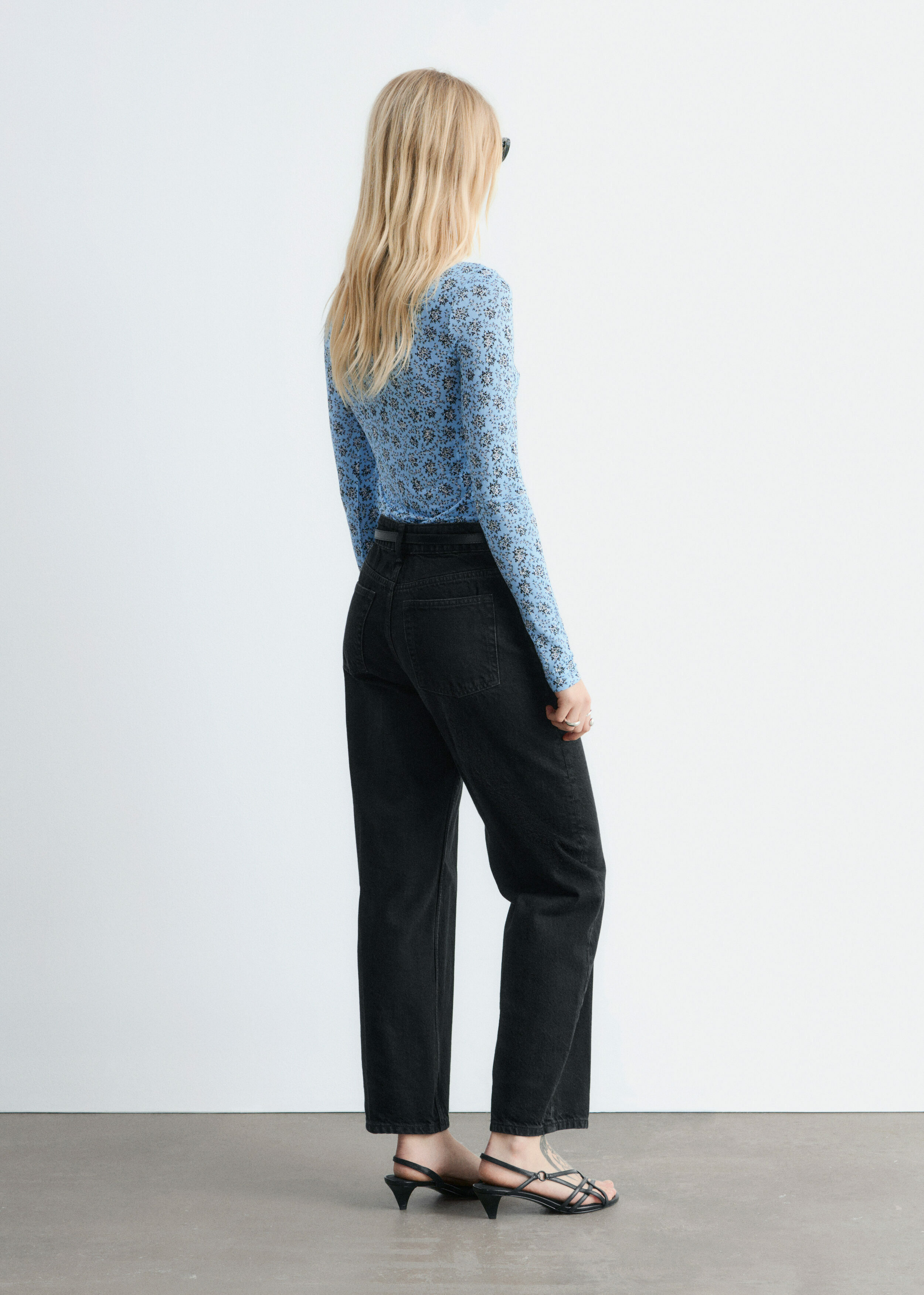 앤아더스토리즈 롱 슬리브 저지 탑의 라이트 블루/플로럴컬러 ECOMLook입니다.