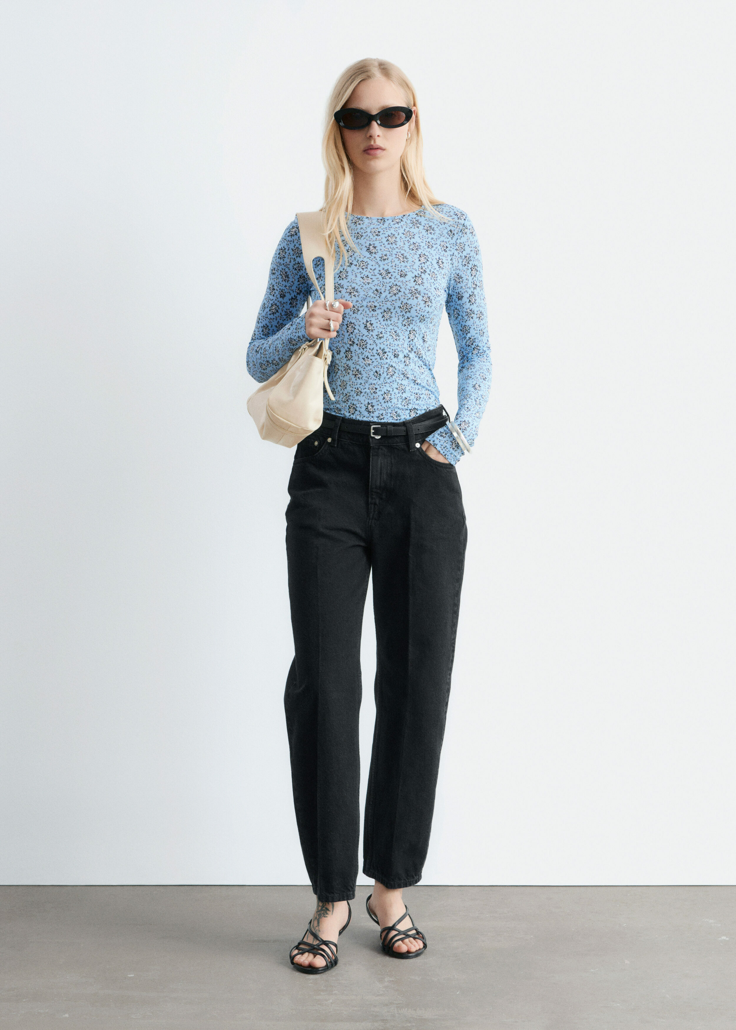 앤아더스토리즈 롱 슬리브 저지 탑의 라이트 블루/플로럴컬러 ECOMLook입니다.