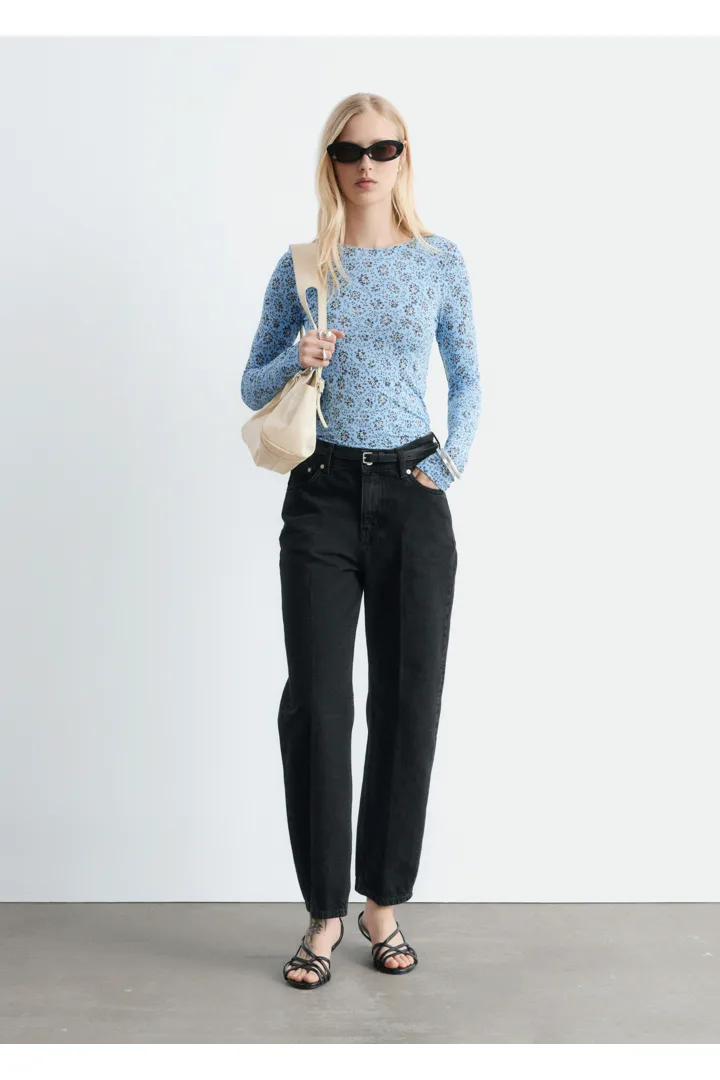 앤아더스토리즈 롱 슬리브 저지 탑의 라이트 블루/플로럴컬러 ECOMLook입니다.