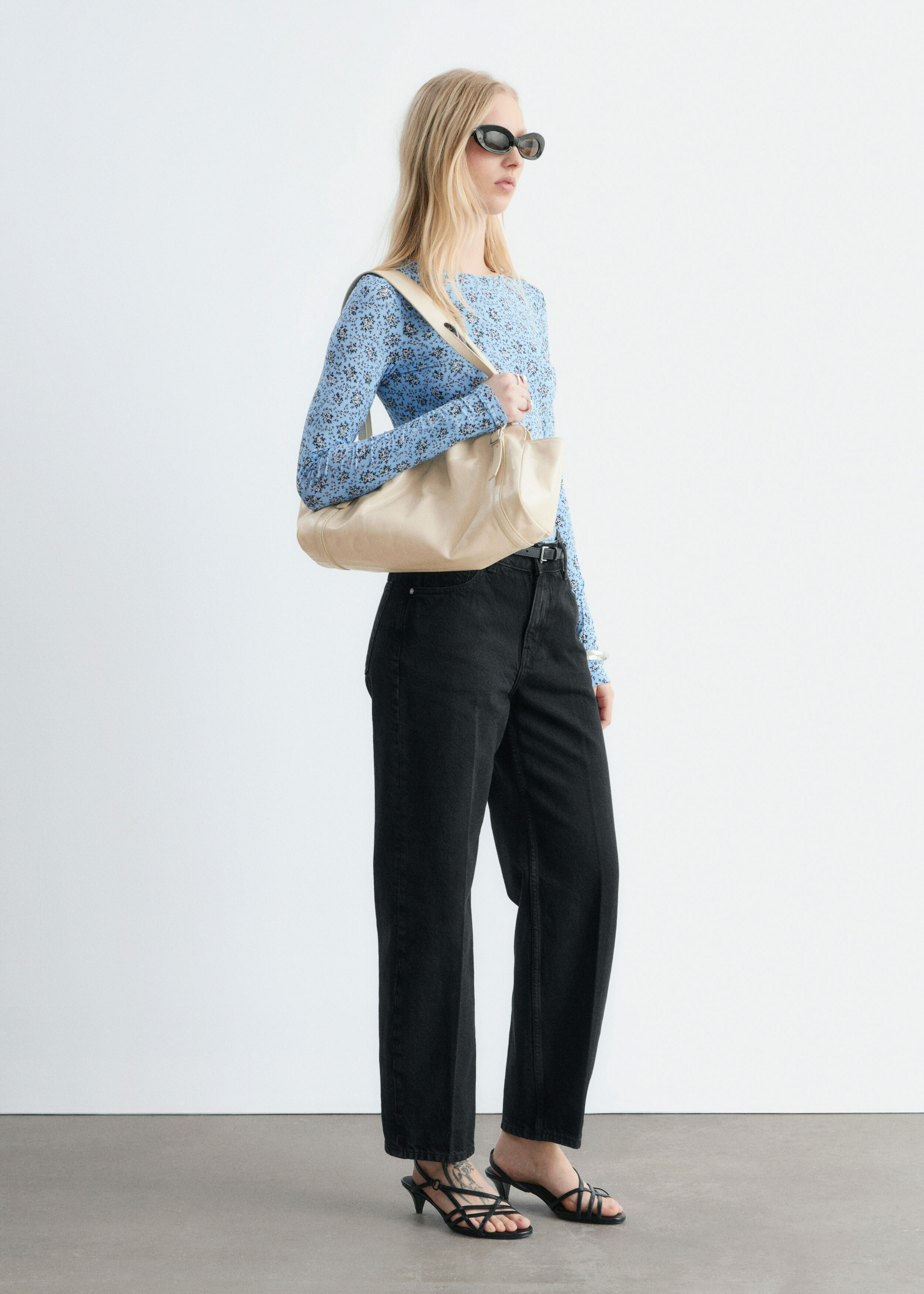 앤아더스토리즈 롱 슬리브 저지 탑의 라이트 블루/플로럴컬러 ECOMLook입니다.