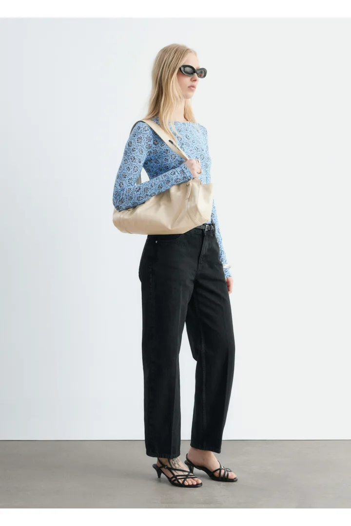 앤아더스토리즈 롱 슬리브 저지 탑의 라이트 블루/플로럴컬러 ECOMLook입니다.