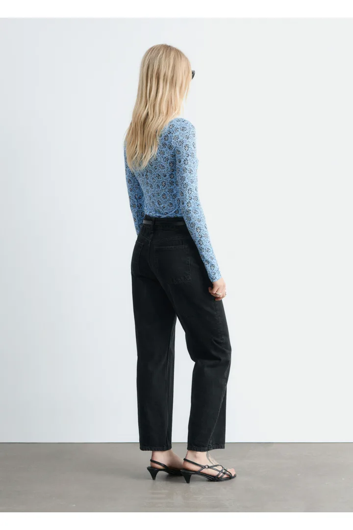 앤아더스토리즈 롱 슬리브 저지 탑의 라이트 블루/플로럴컬러 ECOMLook입니다.