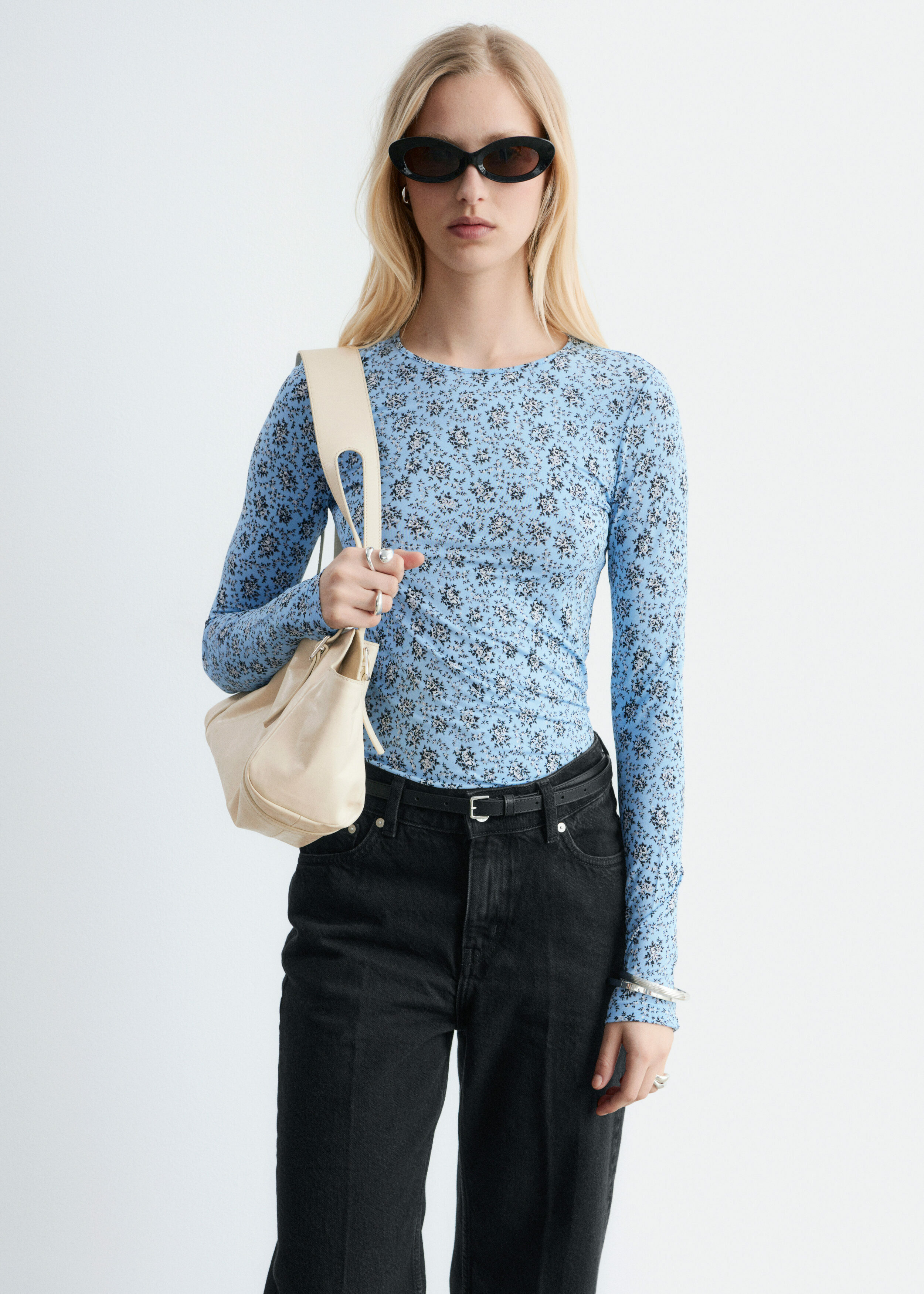 앤아더스토리즈 롱 슬리브 저지 탑의 라이트 블루/플로럴컬러 ECOMLook입니다.