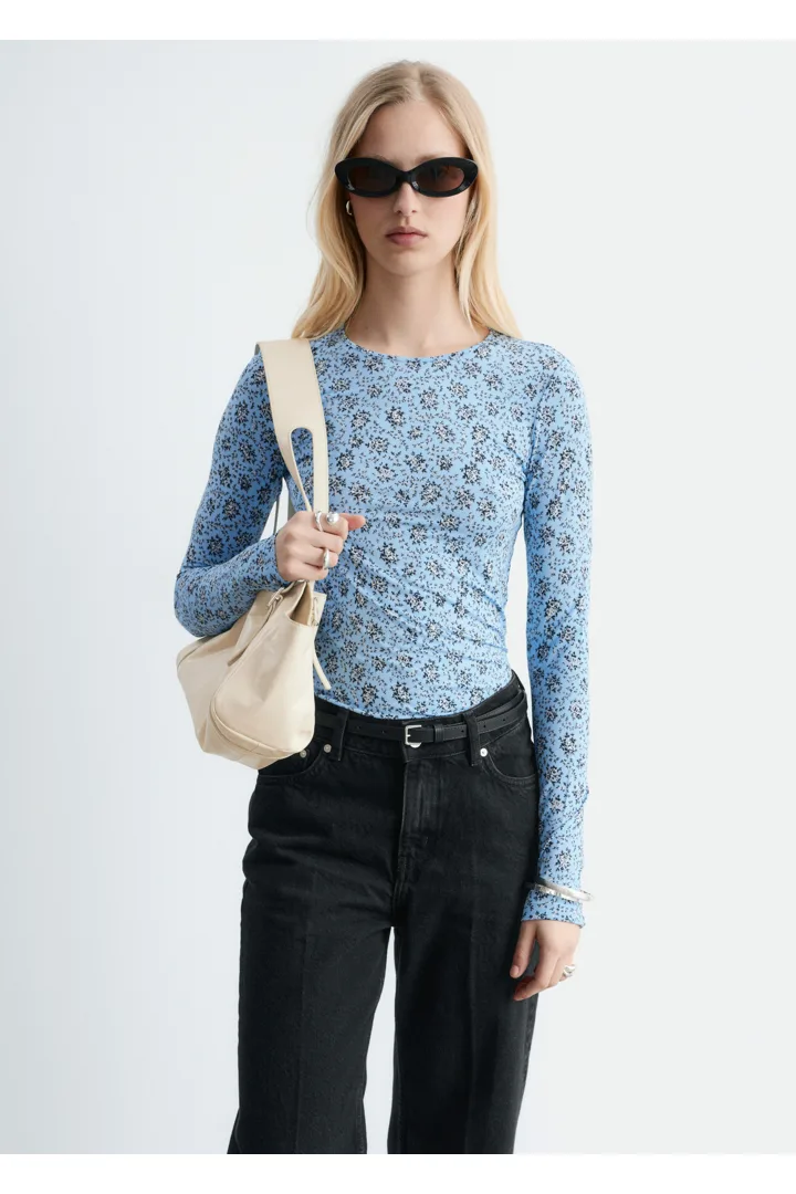 앤아더스토리즈 롱 슬리브 저지 탑의 라이트 블루/플로럴컬러 ECOMLook입니다.
