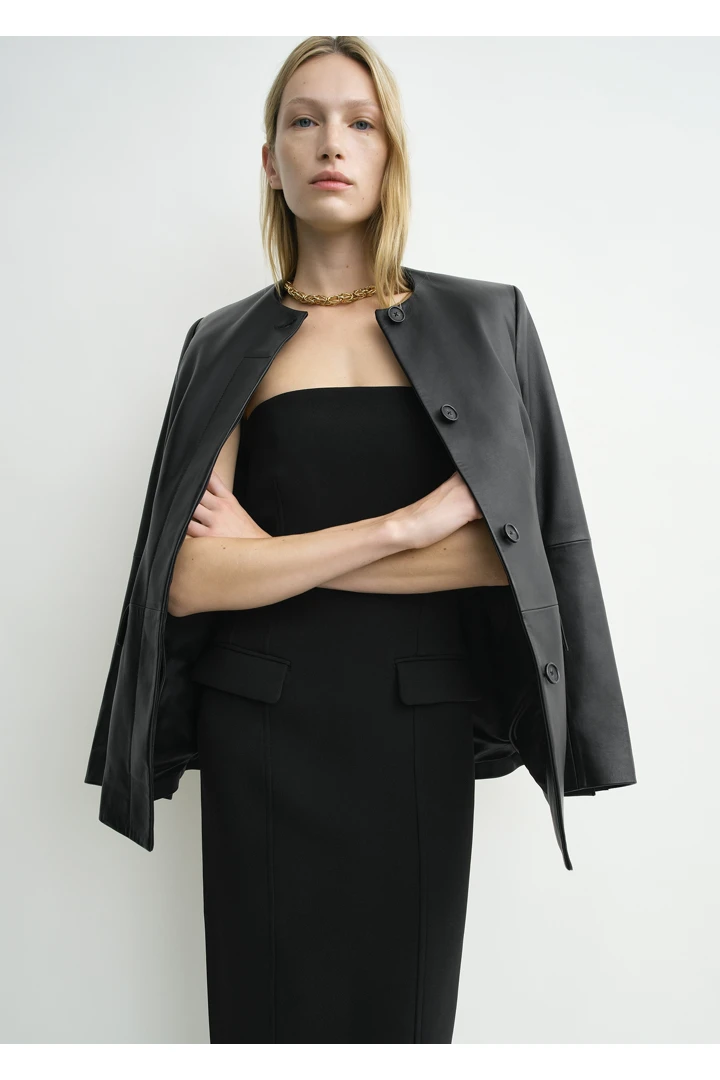 TOTEME 스트랩리스 포켓 드레스 블랙의 블랙컬러 4번쨰 이미지입니다.