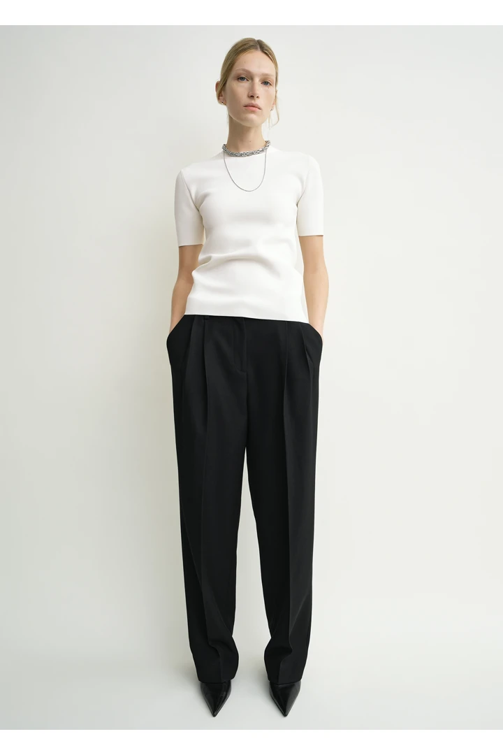 TOTEME default image 21 of 블랙 in 더블 플리츠 테일러드 트라우저 블랙