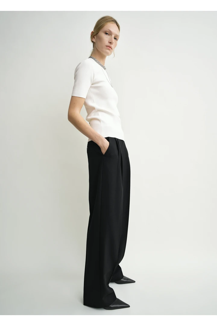 TOTEME 더블 플리츠 테일러드 트라우저 블랙의 블랙컬러 1번쨰 이미지입니다.