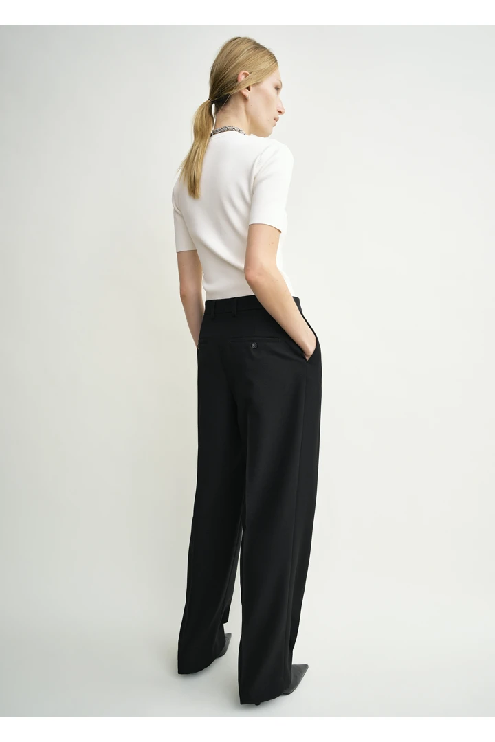 TOTEME 더블 플리츠 테일러드 트라우저 블랙의 블랙컬러 2번쨰 이미지입니다.