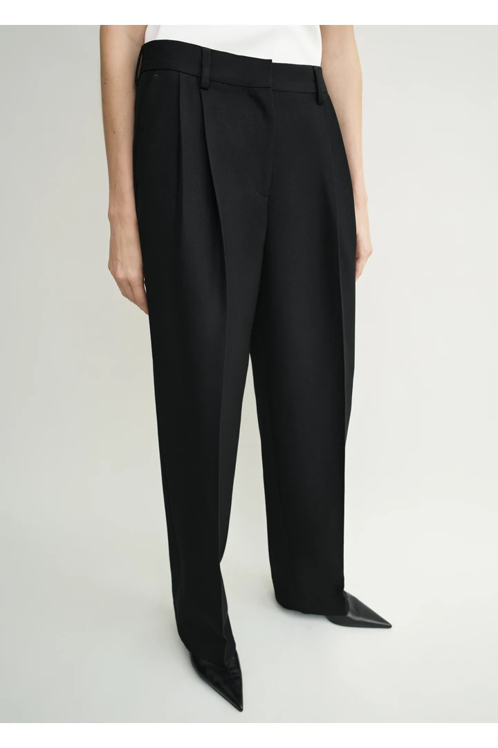 TOTEME 더블 플리츠 테일러드 트라우저 블랙의 블랙컬러 3번쨰 이미지입니다.