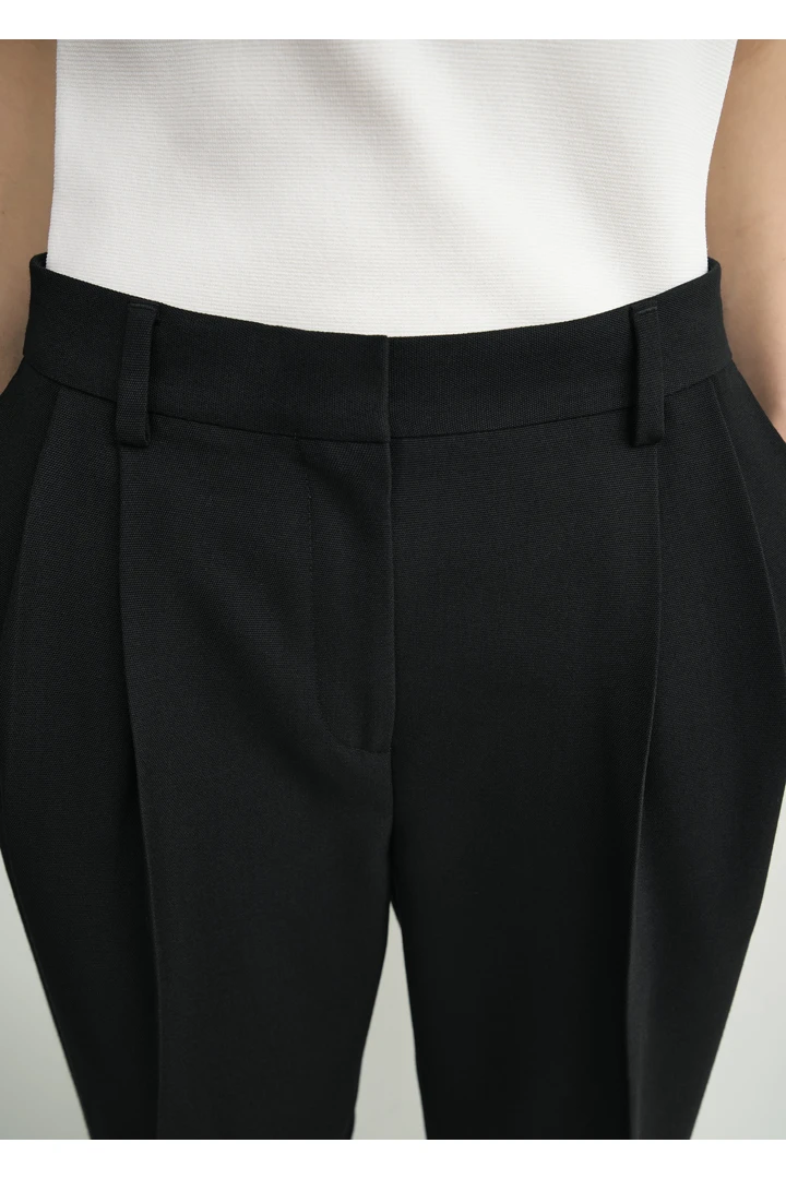 TOTEME 더블 플리츠 테일러드 트라우저 블랙의 블랙컬러 4번쨰 이미지입니다.