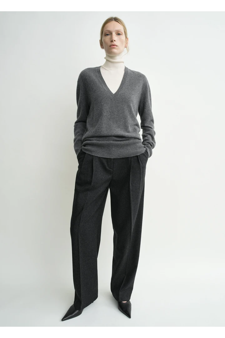 TOTEME 더블 플리츠 윈터 트라우저 차콜의 차콜컬러 0번쨰 이미지입니다.