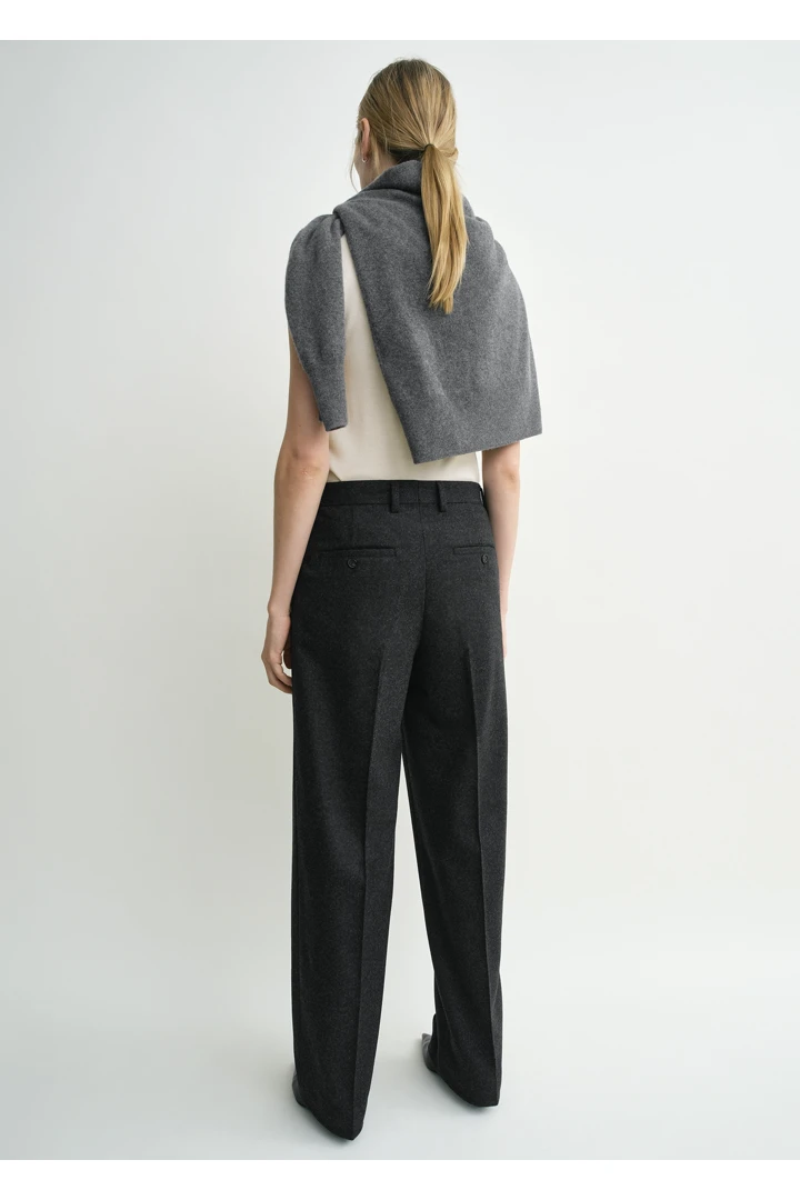 TOTEME 더블 플리츠 윈터 트라우저 차콜의 차콜컬러 2번쨰 이미지입니다.