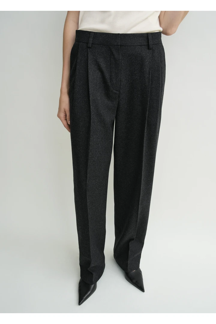 TOTEME 더블 플리츠 윈터 트라우저 차콜의 차콜컬러 3번쨰 이미지입니다.