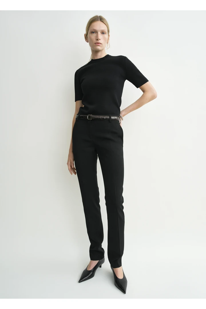 TOTEME 로우 웨이스트 슬림 이브닝 트라우저 블랙의 블랙컬러 0번쨰 이미지입니다.