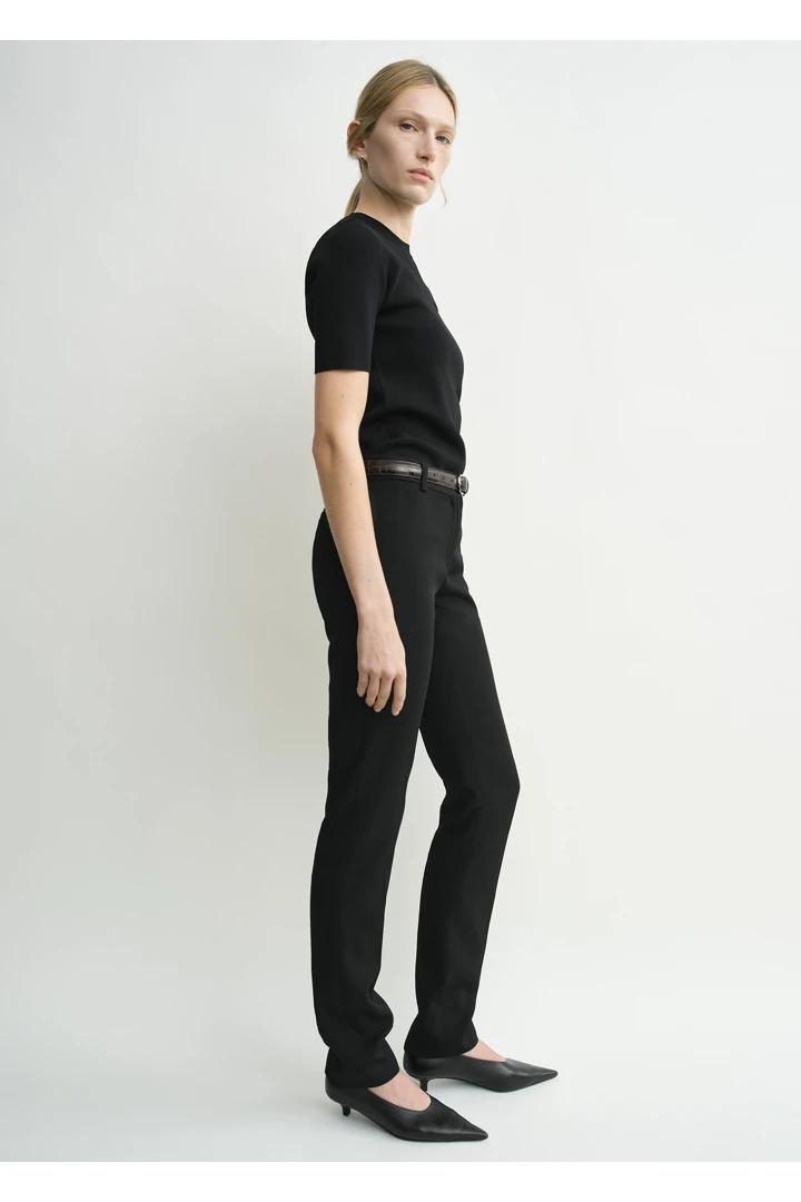 TOTEME 로우 웨이스트 슬림 이브닝 트라우저 블랙의 블랙컬러 1번쨰 이미지입니다.