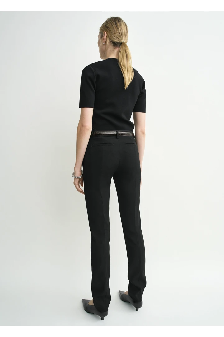 TOTEME 로우 웨이스트 슬림 이브닝 트라우저 블랙의 블랙컬러 2번쨰 이미지입니다.