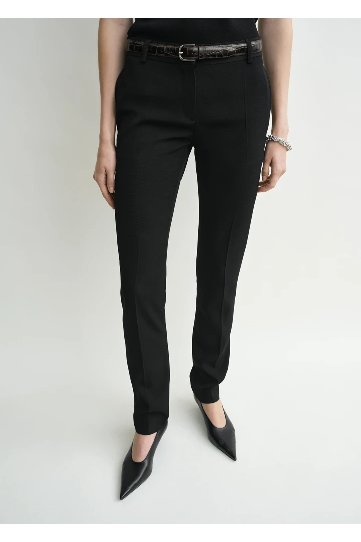 TOTEME 로우 웨이스트 슬림 이브닝 트라우저 블랙의 블랙컬러 3번쨰 이미지입니다.