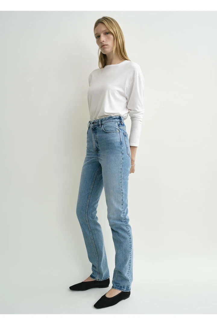 TOTEME 하이 슬림 데님 트루 빈티지의 트루 빈티지컬러 1번쨰 이미지입니다.