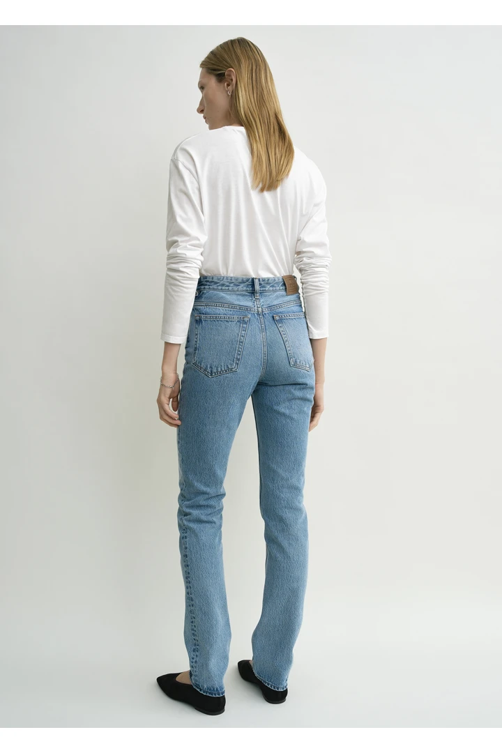 TOTEME 하이 슬림 데님 트루 빈티지의 트루 빈티지컬러 2번쨰 이미지입니다.